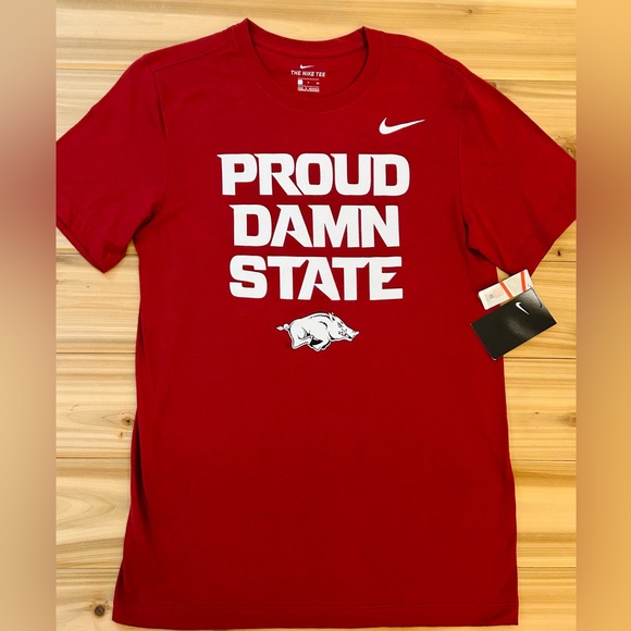 NWT ARKANSAS RAZORBACKS NIKE ATHLETIC CUT TEE CARDINAL RED SIZE SMALL NEW - Picture 4 of 8